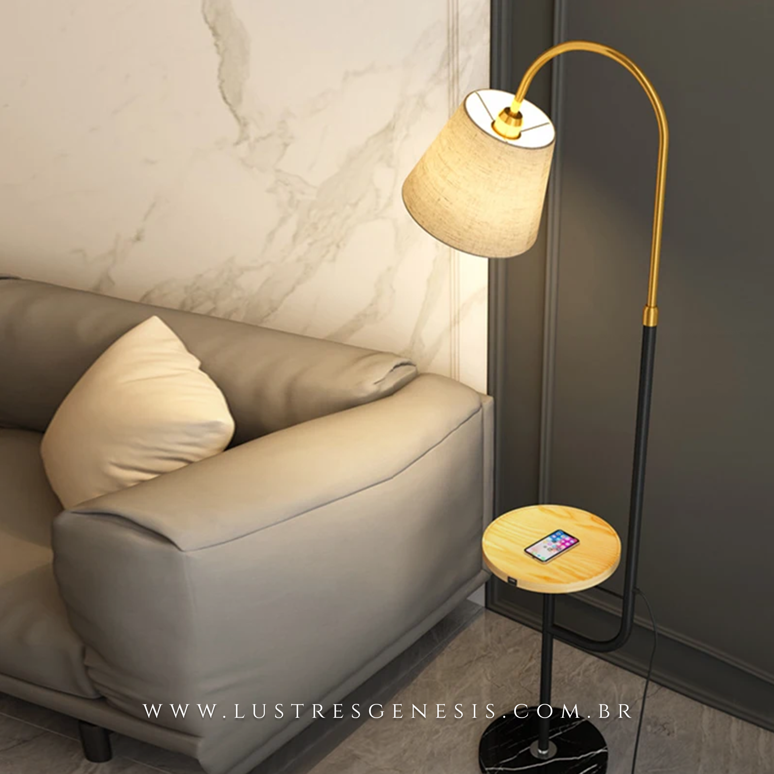 Luminária Akila de piso com mesa lateral e carregador wireless, design moderno em preto e dourado, ideal para salas e quartos.